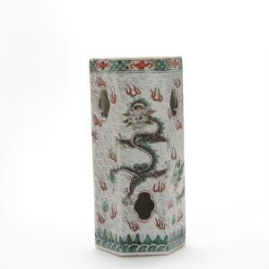 Hatstand af porcelæn, dekoreret i farver med drager samt indridset dekoration. Kina, 19. årh. H. 28 cm.