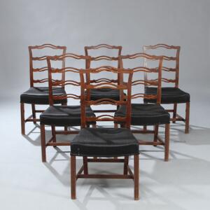 Seks spisestuestole af mahogny, med ladder-backs og sæder betrukket med sort hestehår. George III stil, 20. årh. 6.