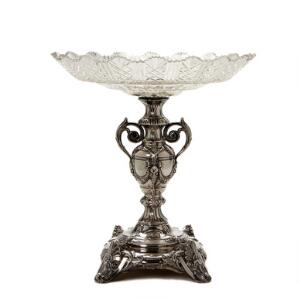 Stort præsentationsfad af rigt dekoreret sølv og slebet glas. Udfyldt. 19. årh. H. 35 cm. Diam. 32 cm.