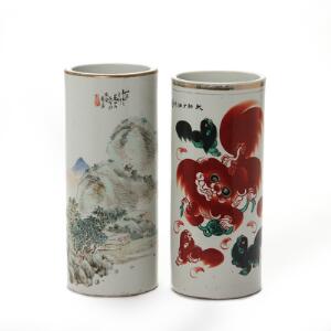 Wei Shan Shi, efter m.fl. To kinesiske vaser af porcelæn dekorerede i farver og guld. 20. årh. H. 2829 cm. 2