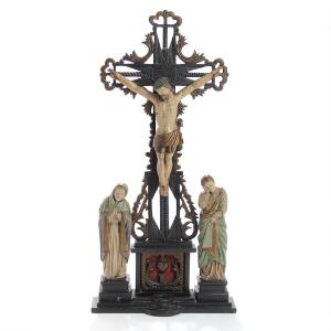 Krucifiks af udskåret og bemalet træ, med Kristus på korset flankeret af Maria og Maria Magdalena. Sign. monogram 1904. H. 77.