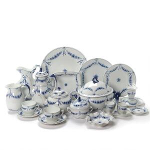 Empire Service af porcelæn, dekoreret i underglasur blå. Bing og Grøndahl. 107