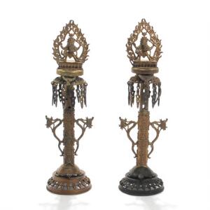 Et par olielamper af patineret og delvis forgyldt bronze, rigt støbt med Ganesh, drager, skildpadder og ornamentik. 19. årh. H. 46. 2