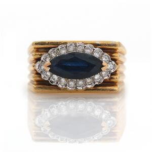 Safir- og diamantring af 14 kt. guld prydet med facetslebet safir omkranset af talrige brillantslebne diamanter. Str. 48.