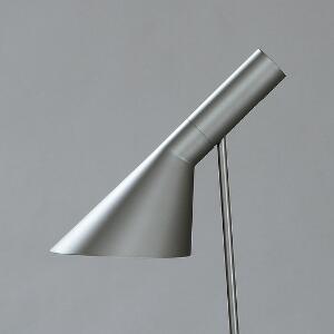 Arne Jacobsen AJ. Gulvlampe af metal med metallic grå lakering. Udført hos Louis Poulsen. H. 130.