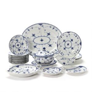 Musselmalet service af porcelæn dekoreret i underglasur. Royal Copehnagen. 17