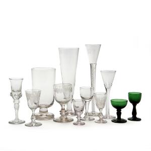 En større samling diverse glas bestående af bl.a Holmegaard og Conradsminde Egeløv snapseglas mm. 1920. årh. H. 8-22 cm. 51
