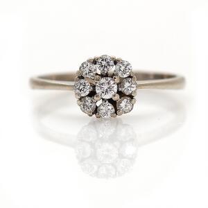 Diamantring af 14 kt. hvidguld prydet med brillantslebne diamanter. Str. 51.