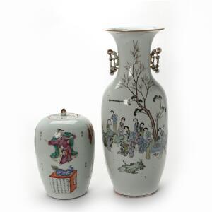Kinesisk gulvvase og lågbojan af porcelæn dekorerede i farver med figurer, og skrifttegn. Qing, 19. årh.s slutning. H. 31-59 cm. 2