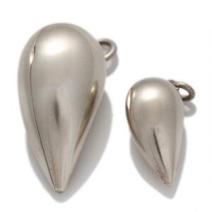 Georg Jensen To vedhæng i form af valentinshjerter af sterlingsølv. L. ca. 2,5 og 3,5 cm. 2