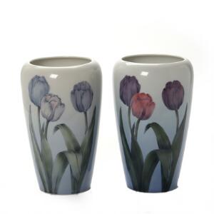 Et par vaser af porcelæn dekorerede i farver med tulipaner, Royal Copenhagen 1440750. H. 29 cm. 2