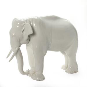 Stor udekoreret stående elefant af porcelæn. 2065. BG. H. 49. L. 59.