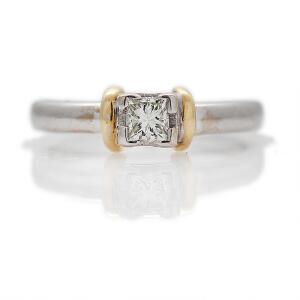 Diamantsolitairering af 18 kt. guld- og hvidguld prydet med prinsesseslebet diamant. Str. 53.