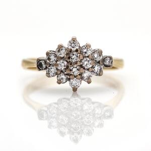 Diamantring af 18 kt. guld prydet med talrige brillantslebne diamanter. Str. 49.