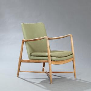 Finn Juhl Kaminstol. Lænestol med stel af bøg. Sæde, sider og ryg betrukket med lys grøn uld. Model BO 59. Udført hos Bovirke.