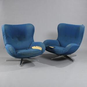 Illum Wikkelsø Et par lænestole med blå uld, på drejesokkel og fod af forkromet stål. Model ML 214. Udført hos Mikael Laursen, Aarhus. 2