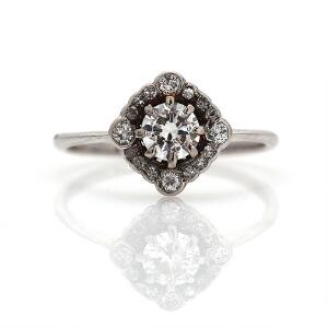 Diamantring af platin- og 18 kt. hvidguld prydet med brillantslebne diamanter. Str. 54.