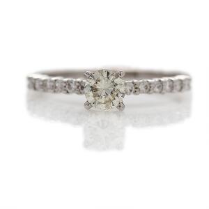 Diamantring af 18 kt. hvidguld prydet med brillantslebne diamanter. Str. 53.