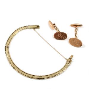 Leddelt armbånd af 14 kt. guld prydet med blomsterranke. L. ca. 19. Samt et par manchetknapper af 14 kt. rødguld. 3