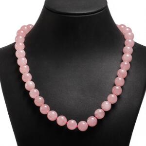 Rosenkvartssmykkesæt bestående af halskæde og ørestikker prydet med perler af cabochonslebne rosenkvarts. L. ca. 67 cm. 3
