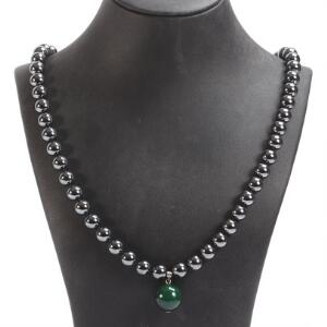 Hæmatitsmykkesæt bestående af ørestikker og halskæde, alle prydet med perler af cabochonsleben hæmatit. 2012. 3