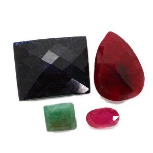 Fire uindfattede facetslebne smykkesten, bestående af rubin på ca. 2.84 ct., rubin på ca. 18.13 ct., smaragd på ca. 3.14 ct. og safir på ca. 32.16 ct. 4