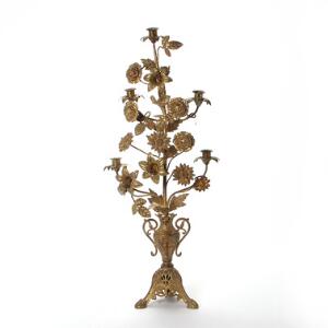 Fransk kirkestage af forgyldt bronze med fem lysarme flankerede af blomster og blade, stamme på vase og tresidet fodstykke. 20. årh. H. 77.