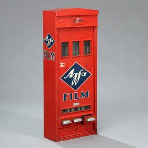 AGFA filmrulle-automat af rødmalet jern. Mærket Københavns Automatfabrik. Ca. 1950. H. 95. B. 37. D. 18.