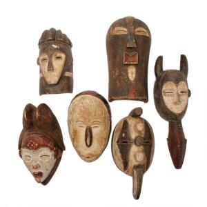 Seks forskellige afrikanske masker skåret af træ. 20. årh.6
