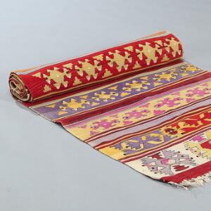 Semiantik tyrkisk kelim tæppe, tværstriber i forskellige farver med ornamenter. 20. årh.s midte. 479 x 70.