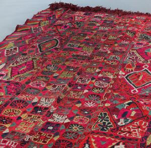 Irakisk tæppe fladbroderet tæppe, design med talrige ornamenter. Ca. 1960. 220 x 150.