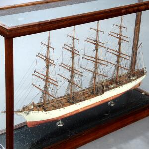 Skibsmodel af sejlskibet Harriet bygget af bemalt træ med rigning. I tilhørende montre af træ. 20. årh. L. ca. 95 cm.