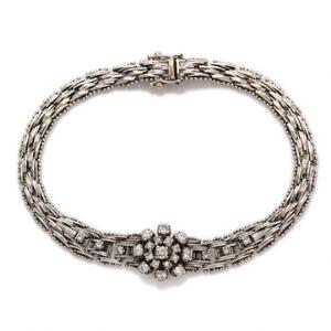 Diamantarmbånd af 18 kt. hvidguld prydet med talrige brillantslebne diamanter. L. ca. 20 cm. Vægt 27 gr. Ca. 1950-60.