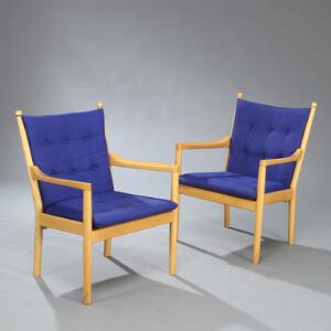 Hans J. Wegner Et par armstole af bøg med tremmeryg. Hynde i sæde og ryg betrukket med dybthæftet lilla uld, montering af skindsnørre. 2