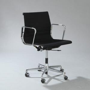 Charles Eames Aluminum Group Side Chair. Armstol med stel samt firpasfod af forkromet aluminium.