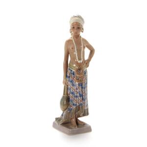 Jens Peter Dahl-Jensen Pige fra det østlige Sierra Leone. Figur af porcelæn, dekoreret i underglasurfarver. 1117. Dahl Jensen. H. 25 cm.