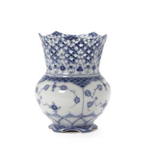 Musselmalet Helblonde vase af porcelæn dekoreret i underglasur blå. 1124. Royal Copenhagen. 20 cm.