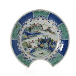 Kinesisk famille verte barberskål af porcelæn dekoreret i farver med kejserens heste i landskab med personer. 19. årh. Diam. 27 cm.