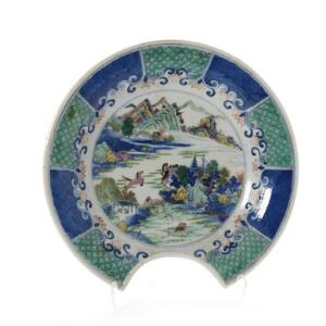 Kinesisk famille verte barberskål af porcelæn dekoreret i farver med kejserens heste i landskab med personer. 19. årh. Diam. 27 cm.