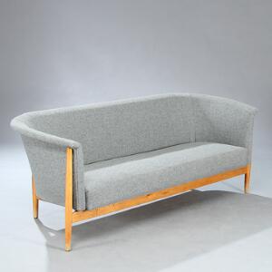 Nanna Ditzel Tre-personers sofa med stel af eg. Sider, sæde samt ryg betrukket med lys grå uld. Udført hos Søren Willadsen, Vejen. L. 188.