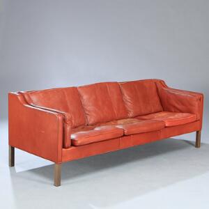Børge Mogensen Fritstående tre-pers. sofa opsat på ben af bejdset bøg. Sider, ryg samt løse hynder betrukket med rødt farvet skind. Model 2212.