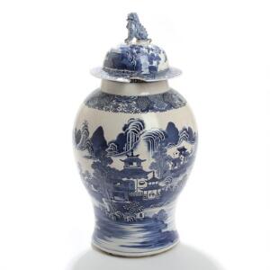 Orientalsk lågvase af porcelæn dekoreret i underglasur blå med figurer i landskab, lågknop i form af fo-hund. 18. årh. H. 48.