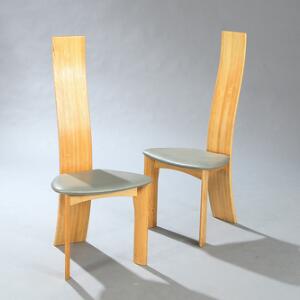 Bob  Dries Van Den Berghe Iris. Et par stole af ask. Sæder betrukket med gråt farvet skind. Udført hos Tranekær. 2