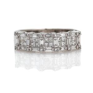 Diamantring af 14 kt. hvidguld prydet med talrige prinsesse-, baguette- og brillantslebne diamanter. Str. 56.
