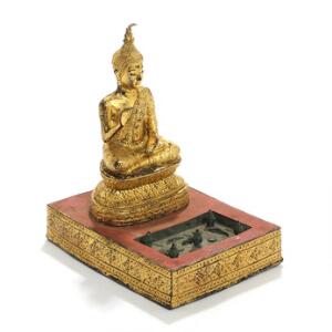 Buddha af forgyldt og rødmalet bronze siddende ved dam. 19.-20. årh. H. 25.