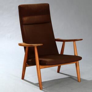 Hans J. Wegner GE 260. Højrygget lænestol med stel af patineret eg. Sæde samt ryg betrukket med brun uld. Udført hos Getama, Gedsted.