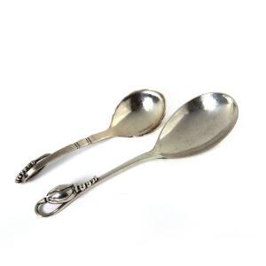 Georg Jensen Magnolia serveringsske af sølv samt serveringsske med kugleornamentik af sterlingsølv. 2