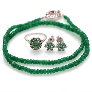 Smaragdsmykkesæt af sterlingsølv bestående af ring, et par ørestikker og halskæde pydet med facetslebne smaragder. Certifikat medfølger. 4