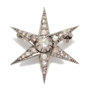 Diamantbroche af 14 kt. hvidguld i form af stjerne prydet med talrige rosenslebne diamanter. L. ca. 3 cm. Ca. 1930.