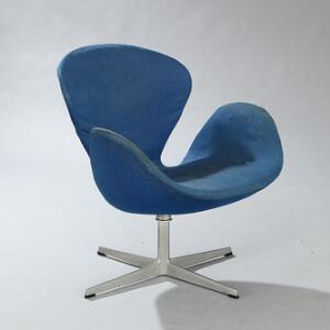 Arne Jacobsen Svanen. Lænestol opsat på helstøbt profileret stamme med firpasfod. Skalformet sæde og ryg betrukket med petroleumsblå uld. Model 3320.